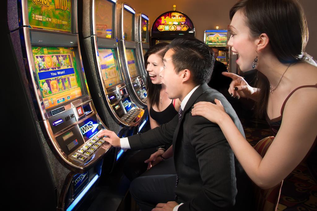 Deerfoot Inn And Casino YYC Exteriör bild